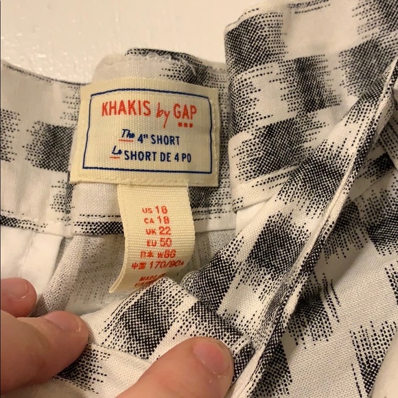 Black/White Patterned Gap 4” Shorts Size 18 - Picture 4 of 5